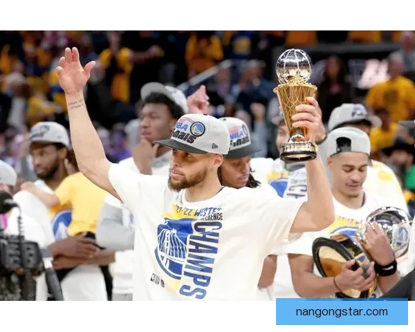 NBA季后赛激烈角逐，詹姆斯与库里再度携手挑战冠军荣耀